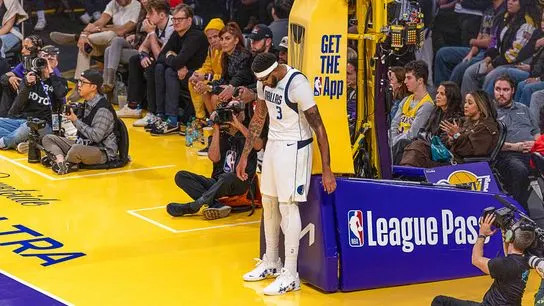 Dallas Mavericks Center Anthony Davis (3) during an NBA basketball game against the Los Angeles Lakers, Friday November 28th, 2025 in Los Angeles, California.