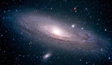 Az Androméda a legközelebbi spirálgalaxis szomszédunk, mintegy 2,5 millió fényévre van tőlünk, és körülbelül 1 milliárd csillagot tartalmaz. Nagyobb, de kevésbé sűrű, mint a mi Tejútrendszerünk.