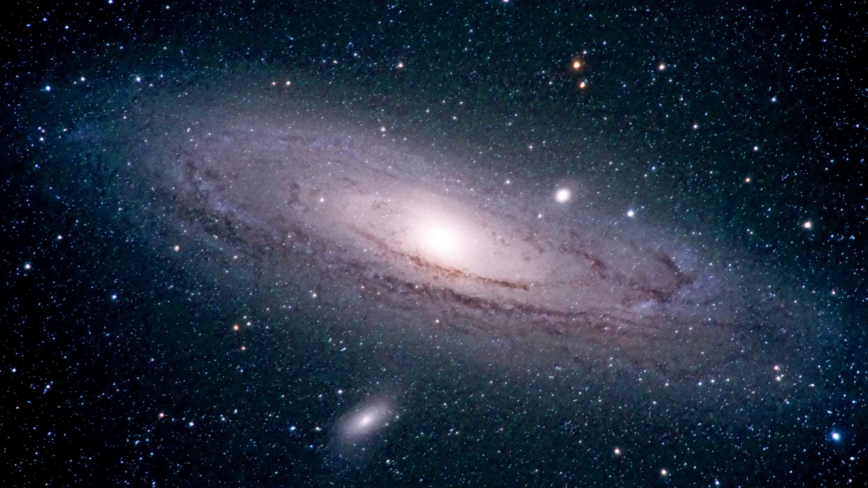 Az Androméda a legközelebbi spirálgalaxis szomszédunk, mintegy 2,5 millió fényévre van tőlünk, és körülbelül 1 milliárd csillagot tartalmaz. Nagyobb, de kevésbé sűrű, mint a mi Tejútrendszerünk.