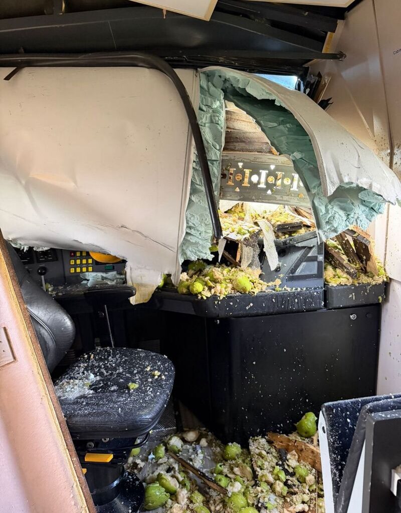 De ravage in de treincabine na het ongeval met een vrachtwagen in Meteren.