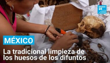 México: Antes del Día de Muertos, la tradicional limpieza de los huesos de los difuntos
