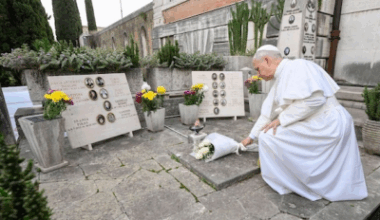 Pope lays white roses on the Nicolini family tomb @Vatican Media
