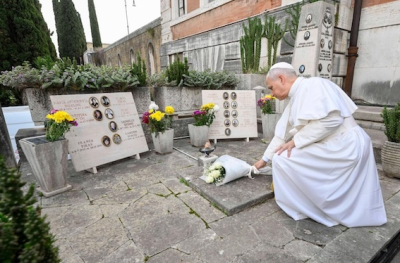 Pope lays white roses on the Nicolini family tomb @Vatican Media