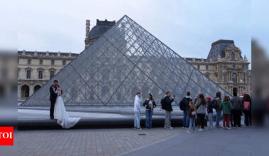 Louvre Museum moves priceless jewels to Bank of France after daring heist