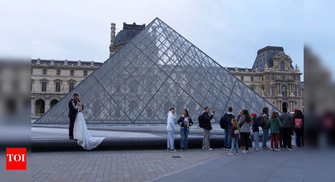 Louvre Museum moves priceless jewels to Bank of France after daring heist