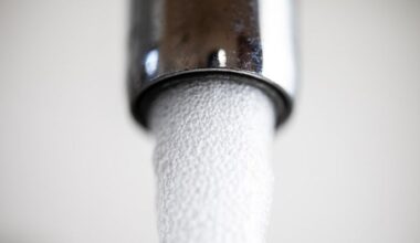 Symbolbild: Ein Wasserhahn aus dem Trinkwasser kommt, 16.05.2025 im französischen Clermont-Ferrand (Quelle: dpa / Romain Costaseca).