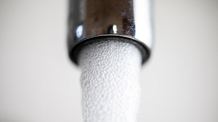 Symbolbild: Ein Wasserhahn aus dem Trinkwasser kommt, 16.05.2025 im französischen Clermont-Ferrand (Quelle: dpa / Romain Costaseca).