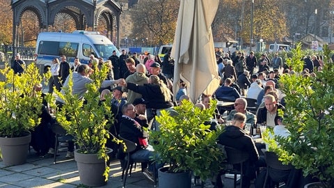Rotterdam-Fans stimmen sich auf dem Stuttgarter Schlossplatz auf das Spiel am Abend ein. 