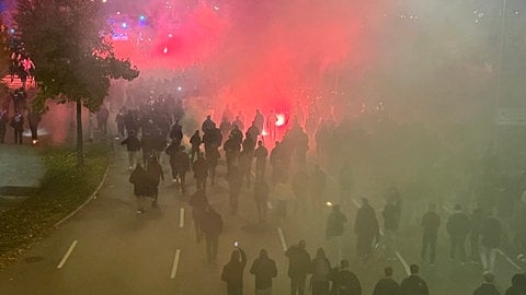 Fans von Feyenoord Rotterdam randalierten auf dem Weg ins Stuttgarter Stadion und zündeten viel unerlaubte Pyrotechnik. 