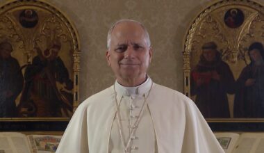 Pope to young people: be bridge builders in a world marked by division