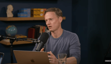 'Pod Save America' host rips JD Vance, says 'his own family' doesn't like him