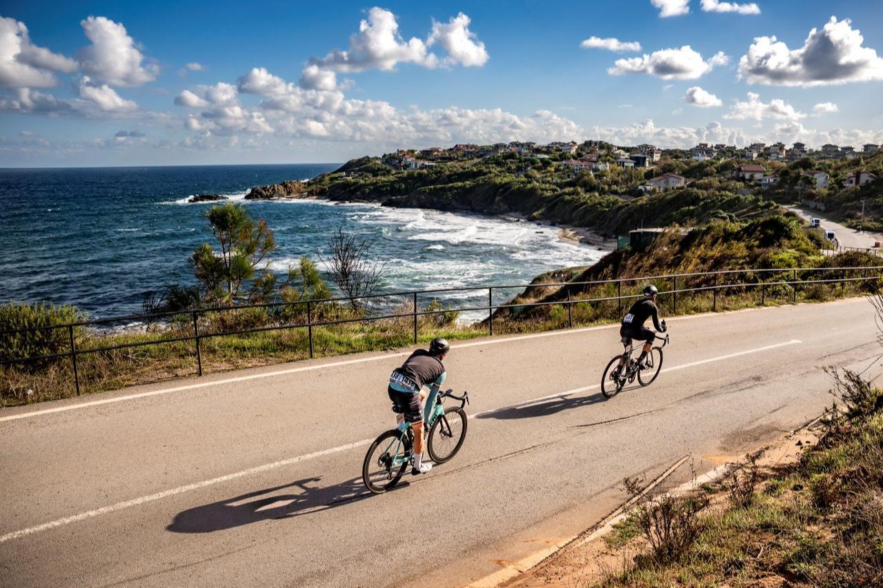 Riders make their way along the Black Sea coast near Riva during L’Étape Türkiye by Tour de France, Oct. 12, 2025. (Photo via L’Étape Türkiye by Tour de France)