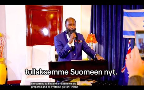 Kenialaissaarnaaja David Owuor saapuu joulukuussa vantaalaiselle koululle. Kuvakaappaus Owuorin suomalaisen taustayhdistyksen Youtube-videolta viime vuodelta.