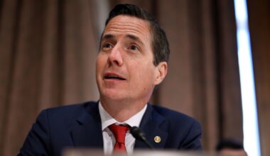 To influence Trump on Colombia, Sen. Bernie Moreno brought a fake image of the country's president