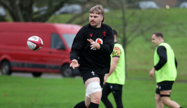 Wainwright Switches To Six Against Japan