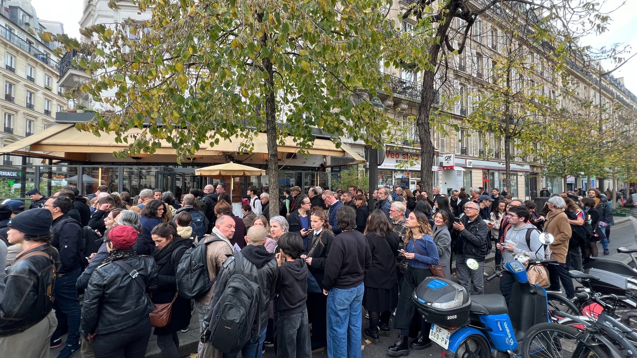 Des personnes font la queue pour accéder au périmètre où se tiendra la cérémonie du Bataclan le 13 novembre 2025. 