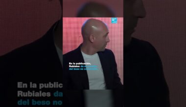 Luis Rubiales es atacado con huevos durante la presentación de su libro 'Matar a Rubiales'