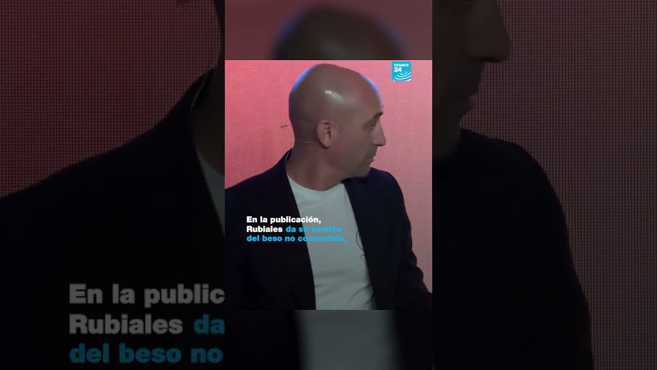 Luis Rubiales es atacado con huevos durante la presentación de su libro 'Matar a Rubiales'