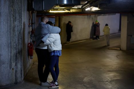 Ihmiset suojautuivat Venäjän iskuilta Kiovassa.