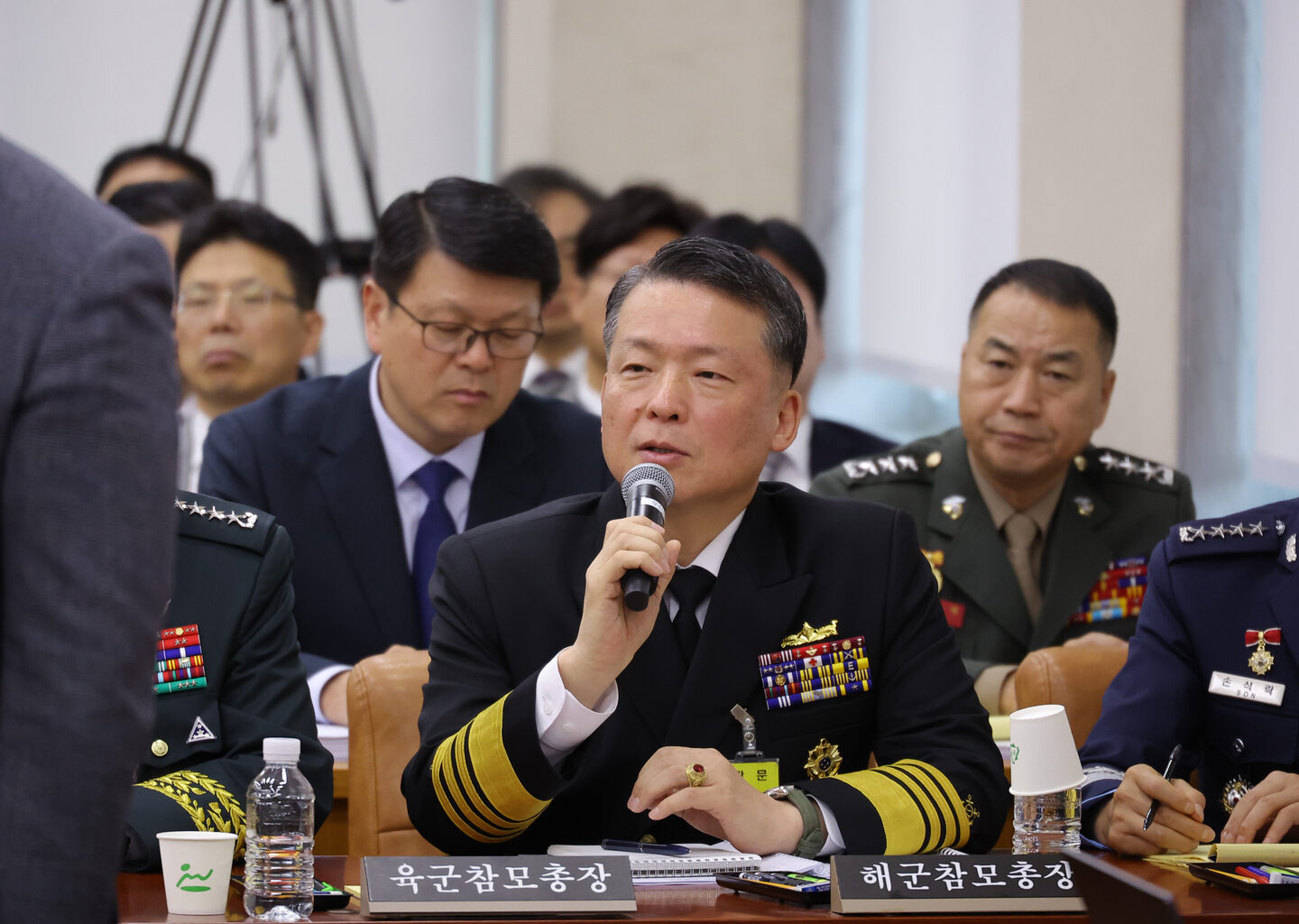 Chief of Naval Operations Adm. Kang Dong-gil responds to a question regarding Korea's plan to build nuclear-propelled submarines during a parliamentary audit, in this file photo from Oct. 30. [YONHAP]