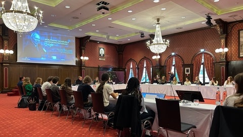 Beim Wolfgang-Schäuble-Demokratieforum im Europapark Rust diskutieren junge Leute über Demokratie und deutsch-französische Freundschaft.