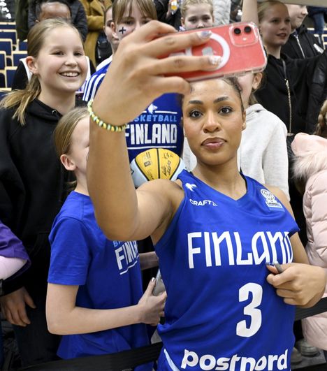 Sara Bejedi otti selfien fanien kanssa.