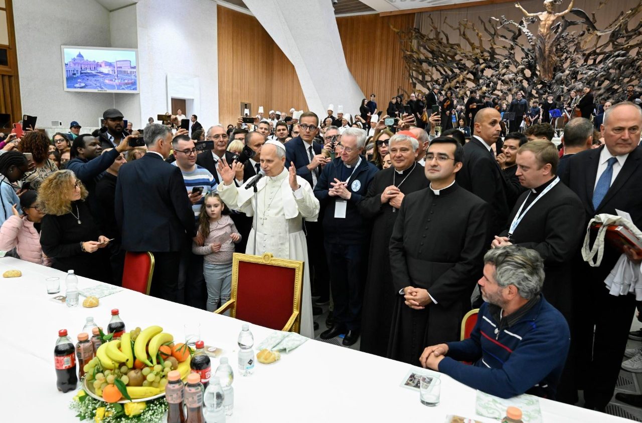 Pope Leo shares lunch with the poor, recalls people suffering from war