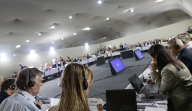 Slovenija med več kot 80 državami, ki na COP30 pozivajo k prehodu od fosilnih goriv