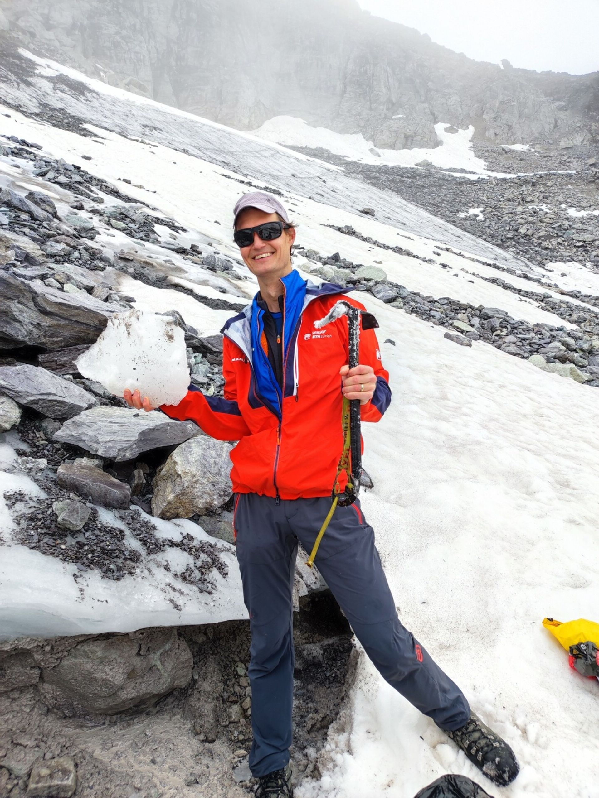 Matthias Huss otti kesällä 2023 talteen palan Pizoljäätiköstä.