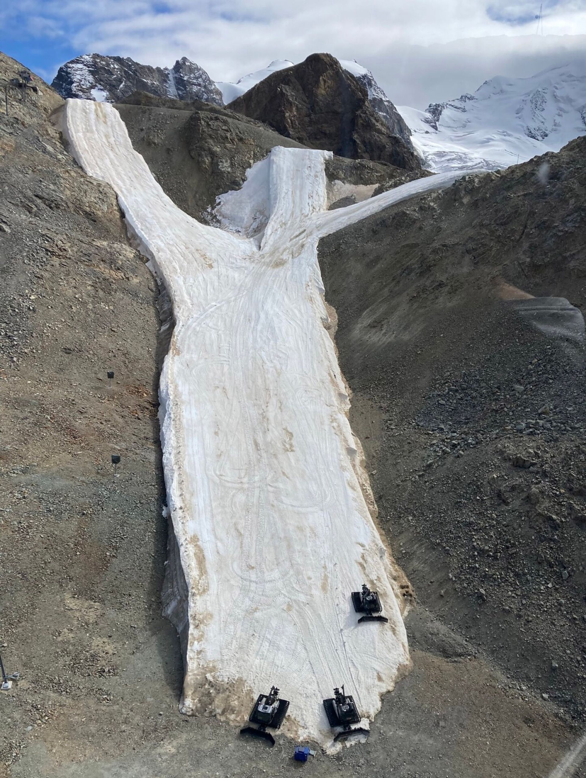 Tässä oli ennen Diavolezzan jäätikkö. Se suli noin 15 vuotta sitten, mutta paikkaa käytetään nykyisin talviurheiluun keinolumen avulla.