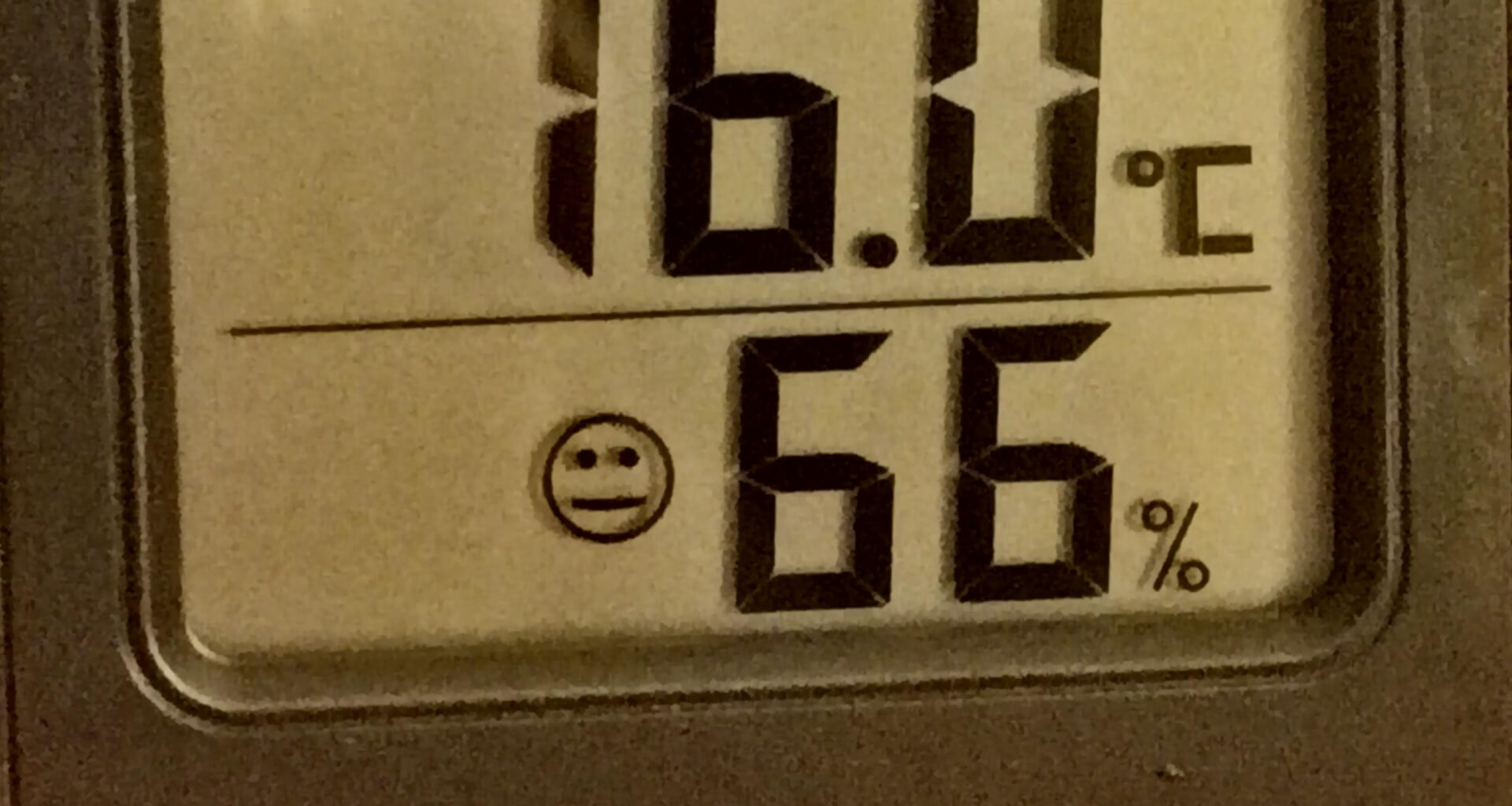 After 12 hours with the heating on, thermostat set at 20°, my lounge is at this temperature. The boiler is still chugging away...