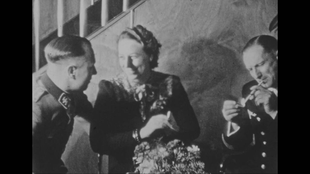 nazi's vieren feest met hotelpersoneel in Alkmaar