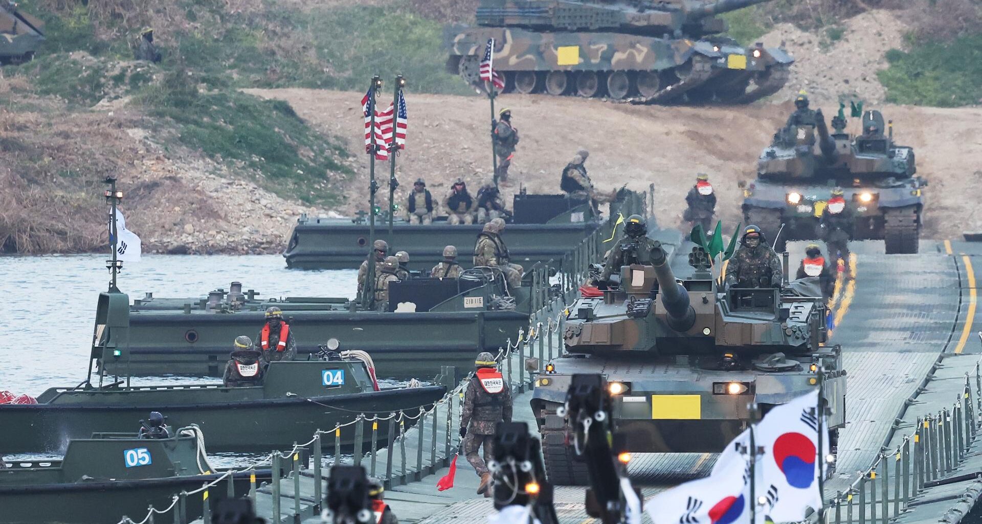 This photo shows South Korean and U.S. troops conducting combined river-crossing drills as part of the South Korean military's annual Hoguk exercise, Nov. 20. Yonhap