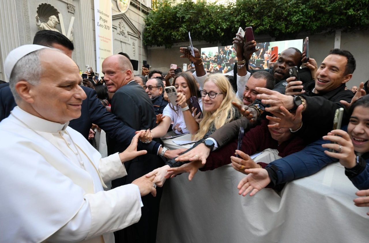 The Pope meets and greets the faithful in Istanbul