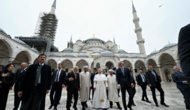 Pope Leo visits Blue Mosque, one of most important in Istanbul