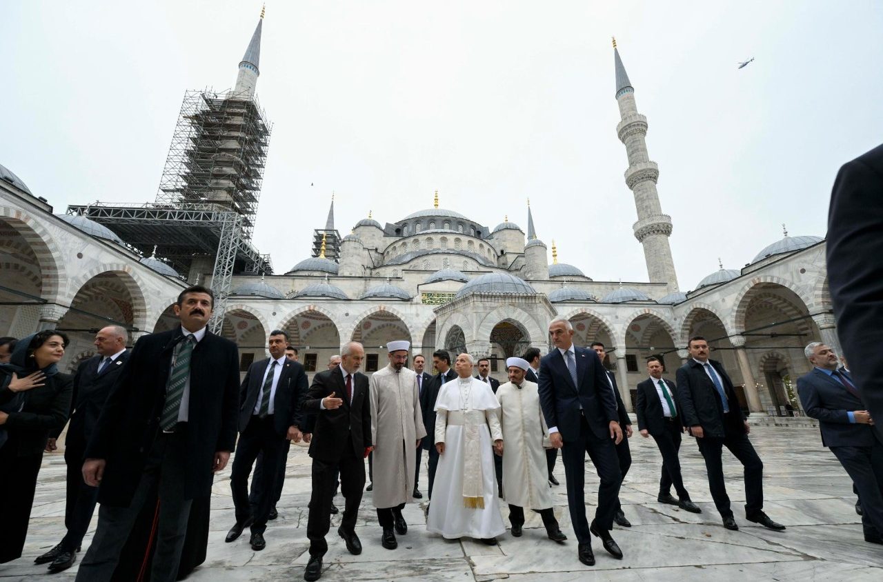 Pope Leo visits Blue Mosque, one of most important in Istanbul