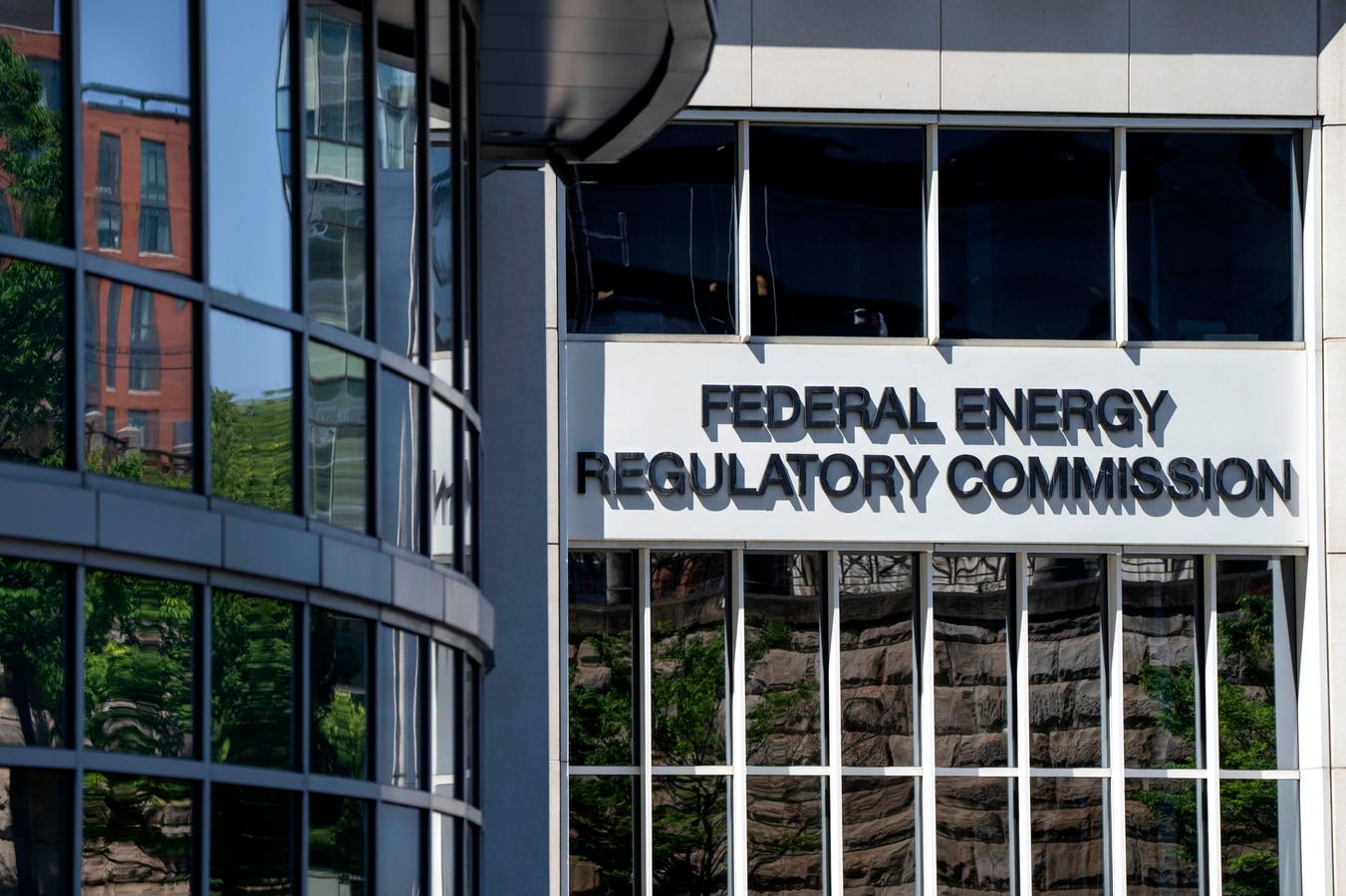 FERC Eyes Revising Some LNG And Hydroelectric Infrastructure Permits