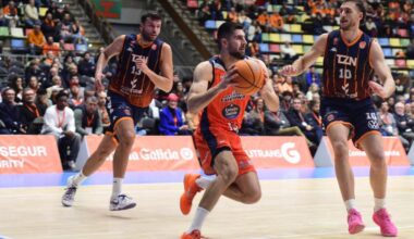 Danilo Brnovic entra a canasta ante la mirada de dos jugadores del Tizona.