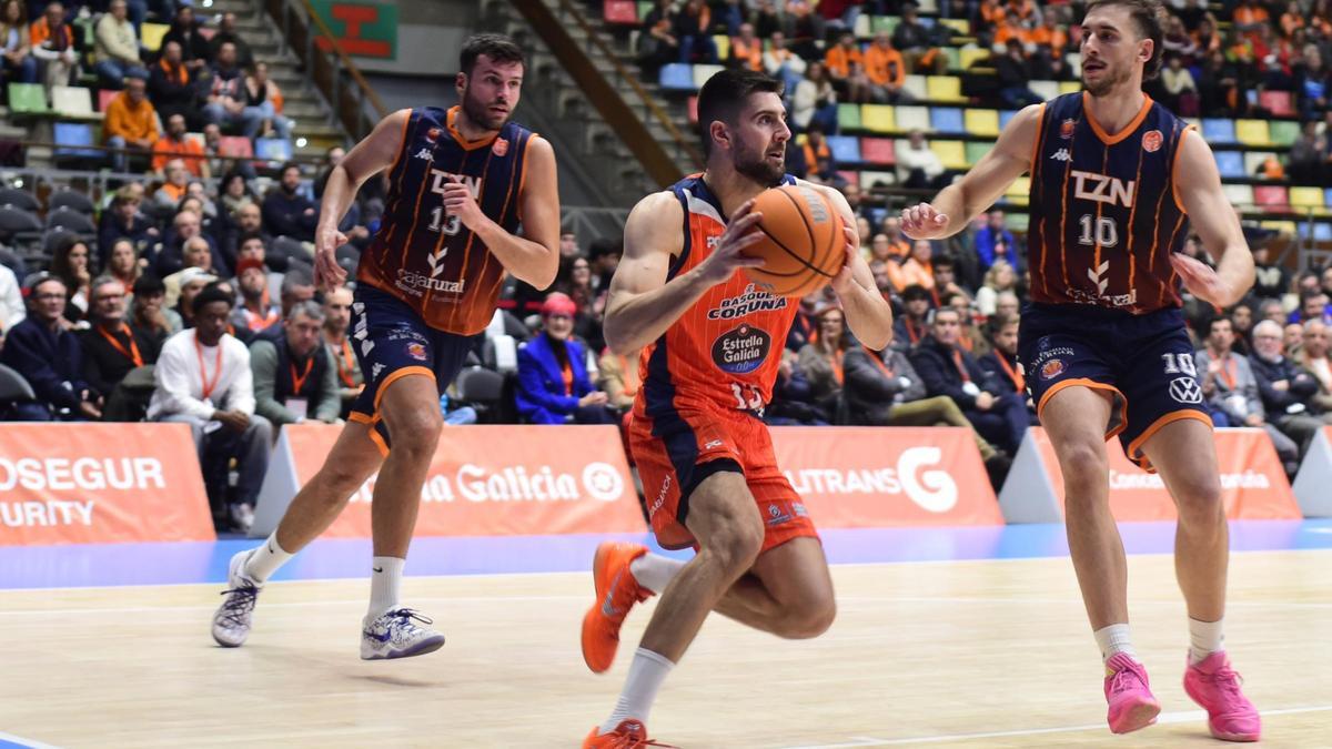 Danilo Brnovic entra a canasta ante la mirada de dos jugadores del Tizona.