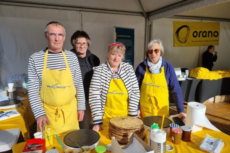 Patrice, Joël, Régine et attendent que les gourmands leur achètent des crêpes pour la bonne cause, celle d'Amarrage.