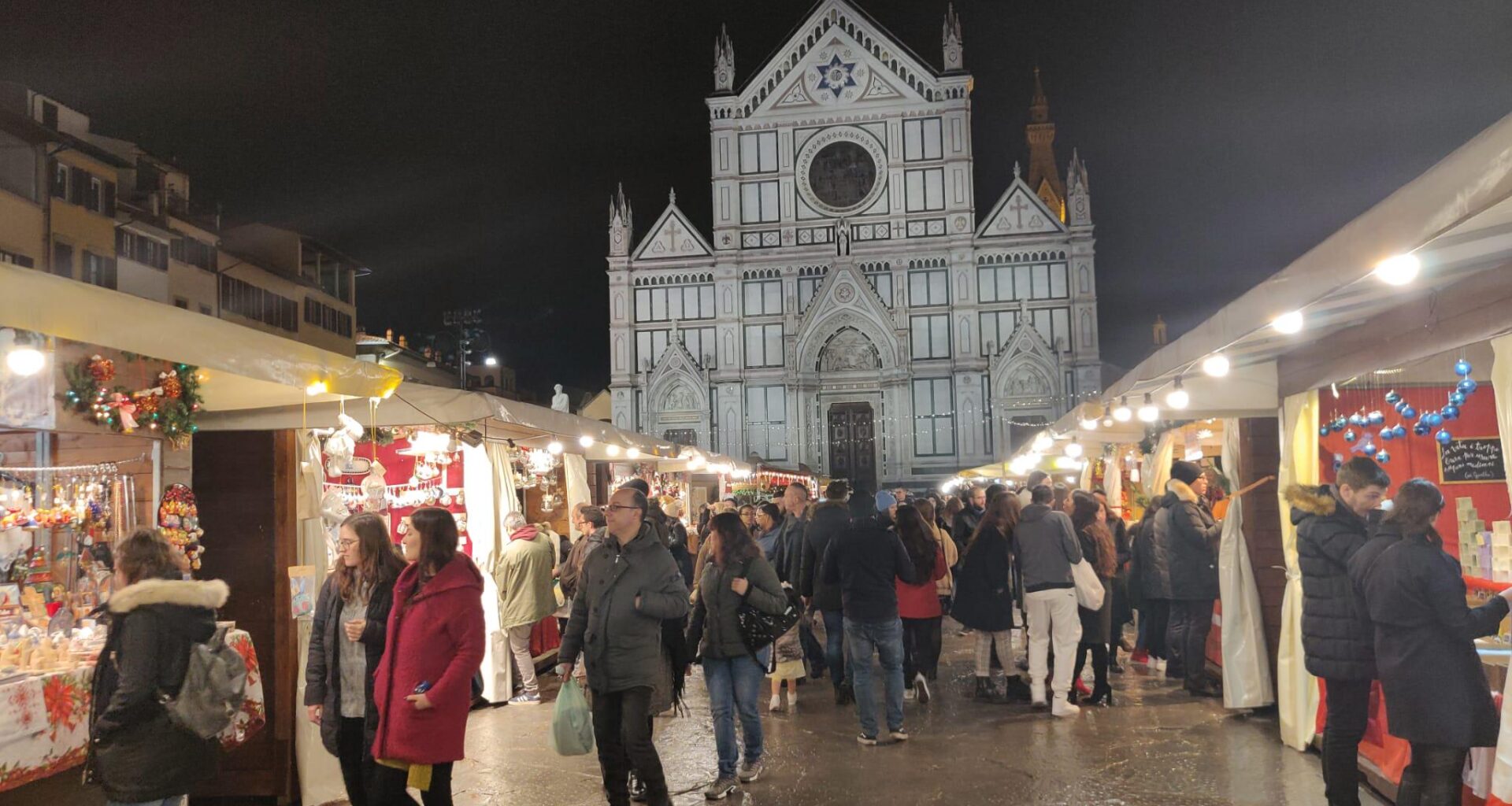 2024 Christmas market. Holy Cross Basilica and Plaza, Florence, Italy. OC.