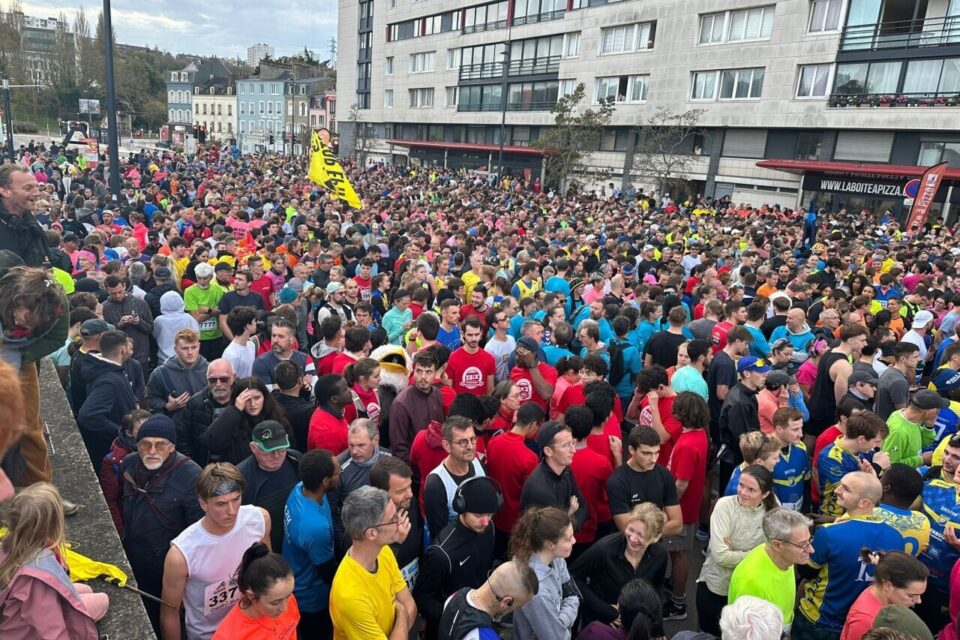 C’est une véritable marée humaine sur le quai Alexandre-III, à dix minutes de la Populaire !
