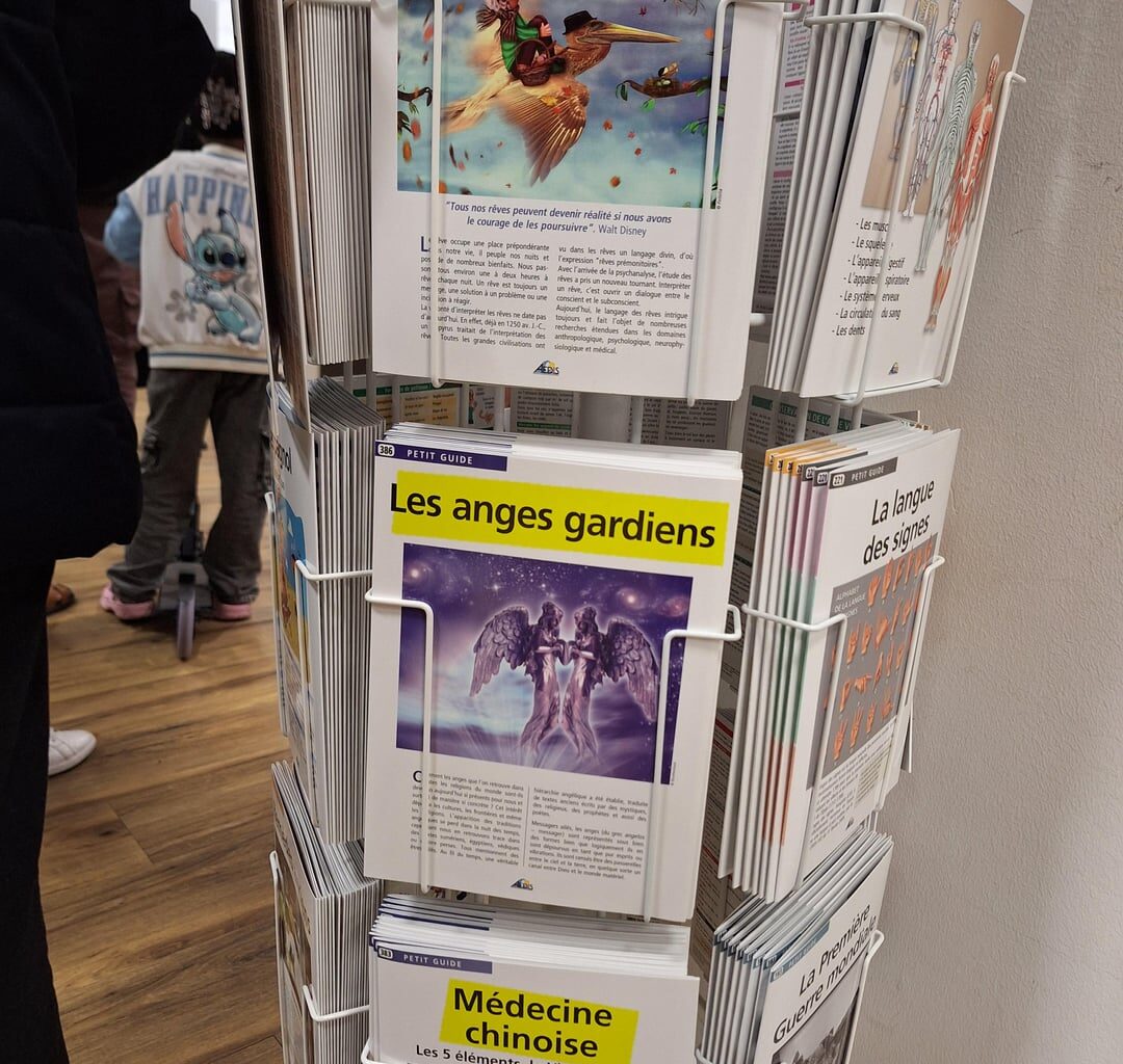 La Poste propose à la vente des fiches pédagogiques du « Petit Guide » promouvant, entre autres, la sophrologie, la lithothérapie, l'homéopathie ou encore la médecine chinoise... insidieusement élevées au rang de sciences, aux côtés du corps humain, des langues étrangères ou de l'histoire de France.