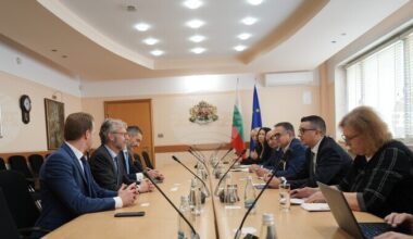 Economy and Industry Minister Dilov Meets with European Investment Bank Vice President de Groot