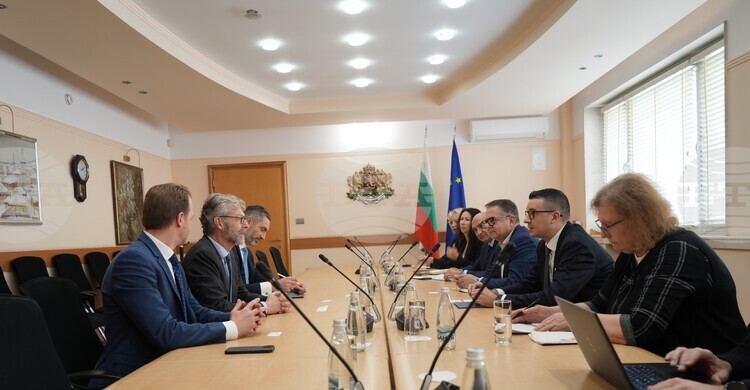 Economy and Industry Minister Dilov Meets with European Investment Bank Vice President de Groot