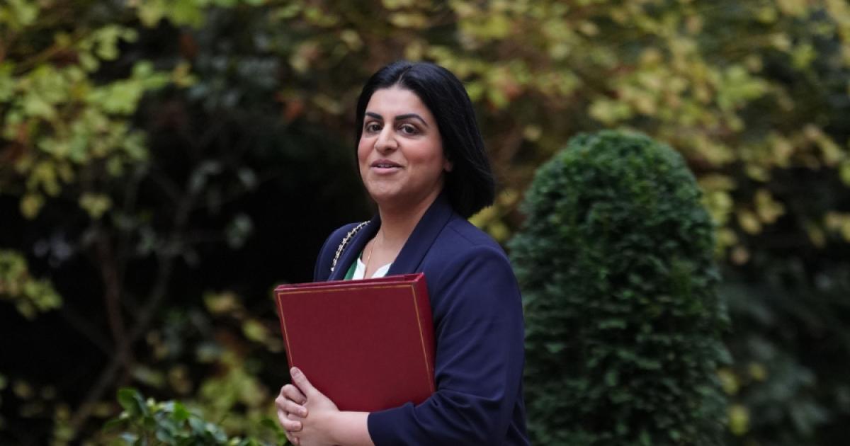 Labour to ban migrants from benefits with strict new settlement regime