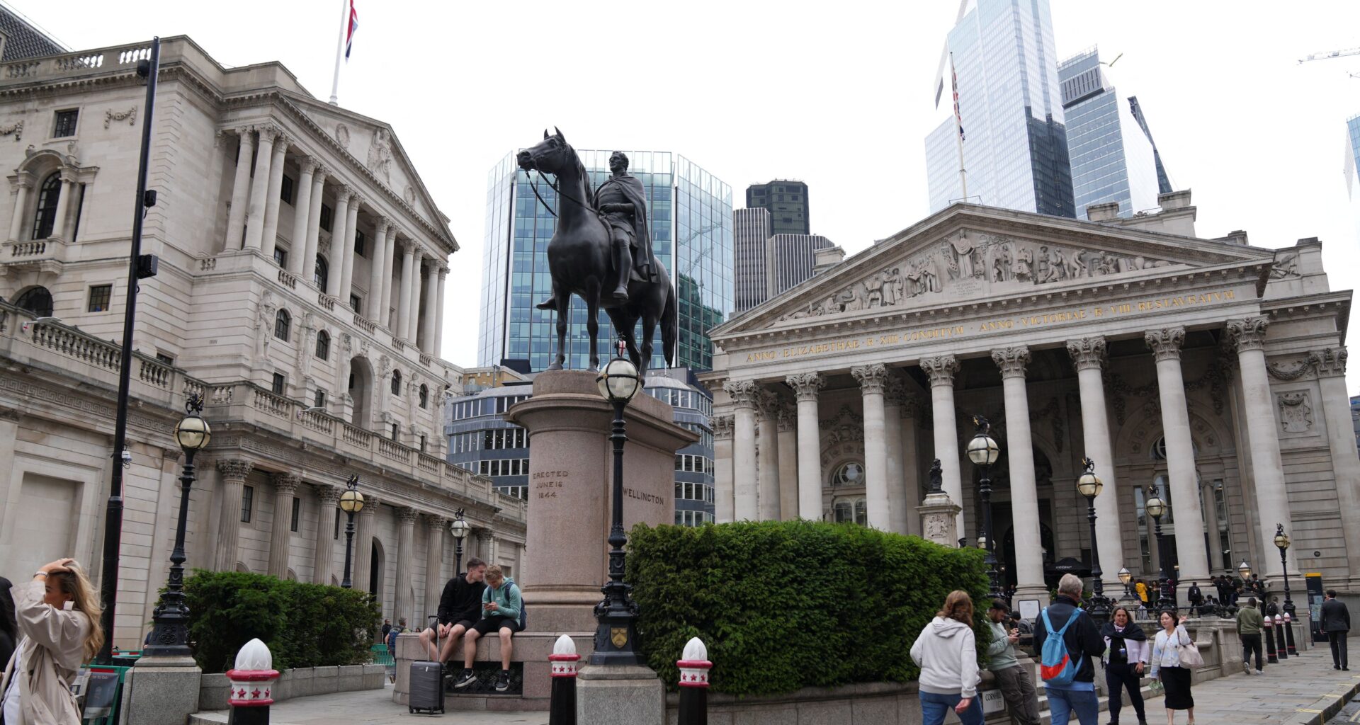 Bank of England security guards call off strike after pay deal