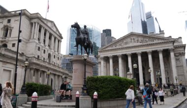 Bank of England security guards call off strike after pay deal