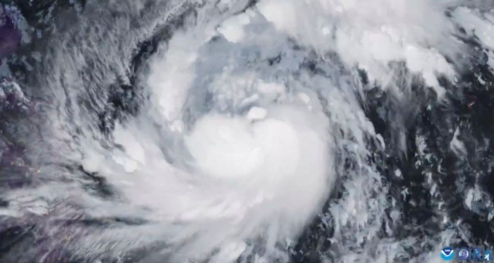 Filipijnen evacueren 100.000 mensen nu Fung-wong uitgroeit tot supertyfoon