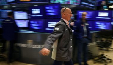 Wall Street tumbles as tech selloff extends, rate cut hopes fade